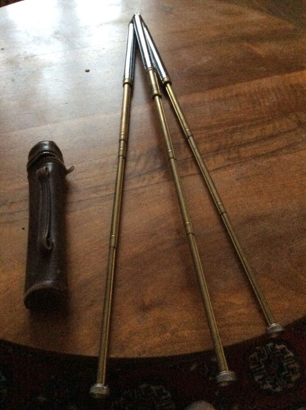 pied appareil photo ancien et sa sacoche 