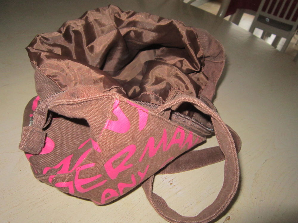 Un sac en tissu couleur marron soutenu et rose
Maroquinerie