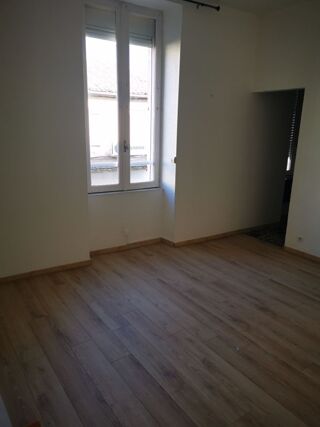 Location Appartement CAVAILLON Centre, studio 25 m2 rénové, 395 € charges compris Cavaillon