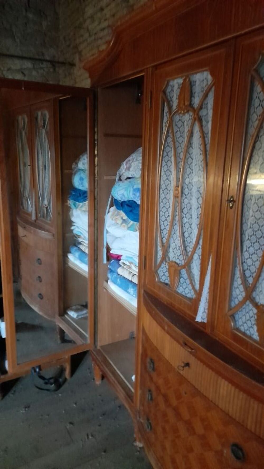 Armoire et commode rustique en tr&egrave;s bonne &eacute;tat avec beaucoup de rangement Meubles