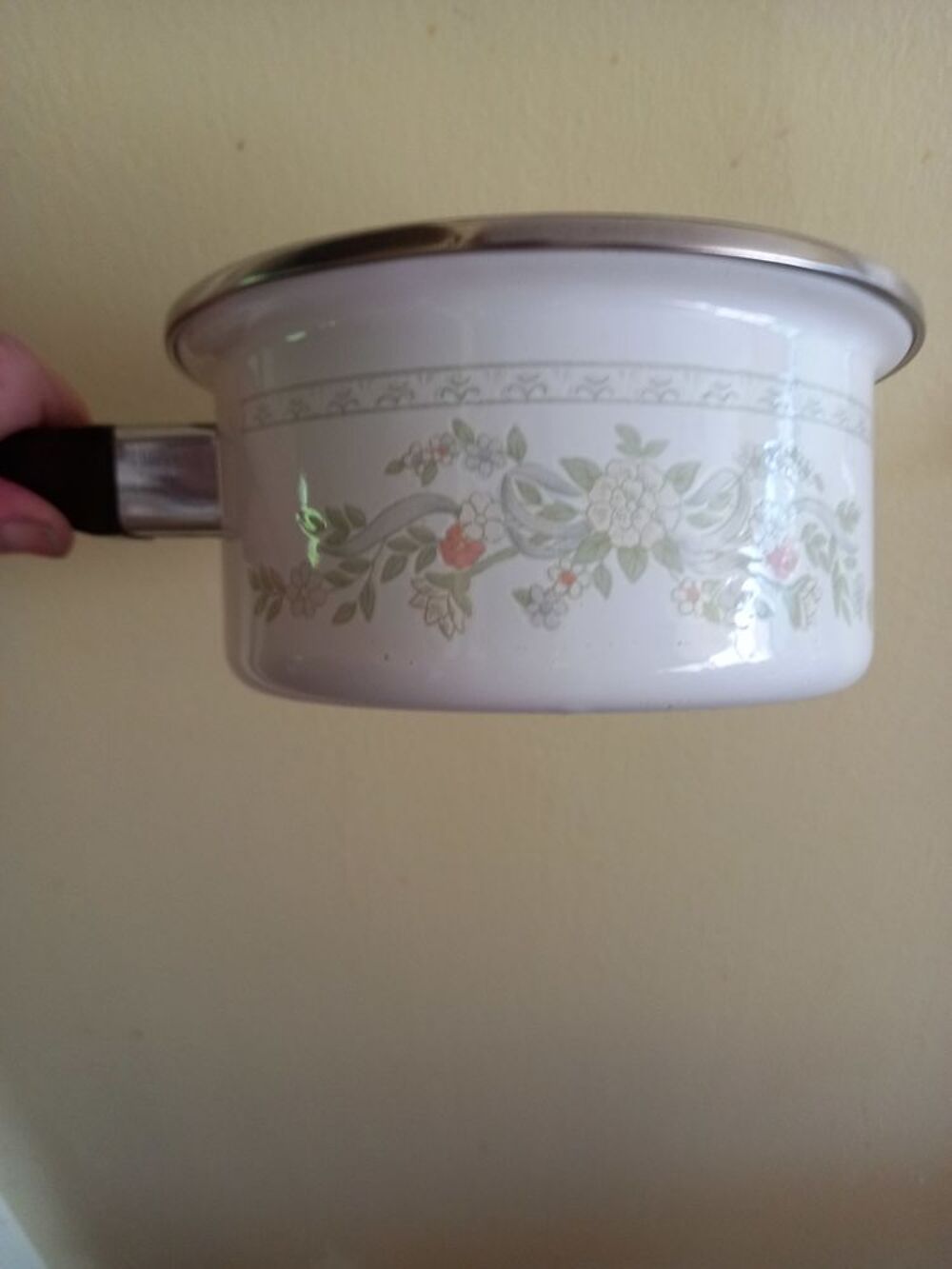 serie de cinq casseroles &eacute;maill&eacute;es &agrave; fleurs Electroménager