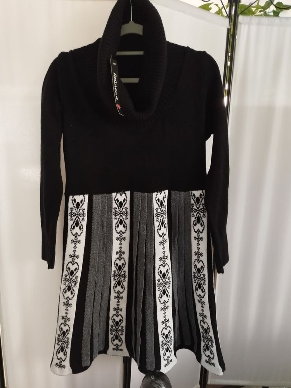 Tr&egrave;s jolie robe noire pour un r&eacute;veillon dans le froid Vêtements