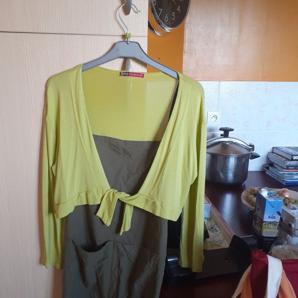Ensemble salopette kaki et petite veste verte Vêtements