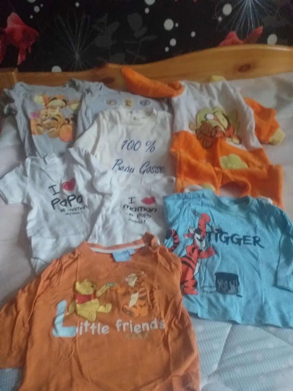 Lot 8 pi&egrave;ces : 5 bodies + 1 pyjama Disney + 2 tee-shirts Vtements enfants
