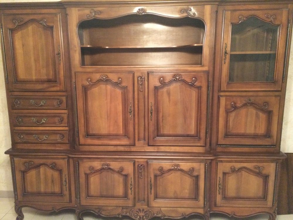 Armoire de salon en noyer massif Meubles