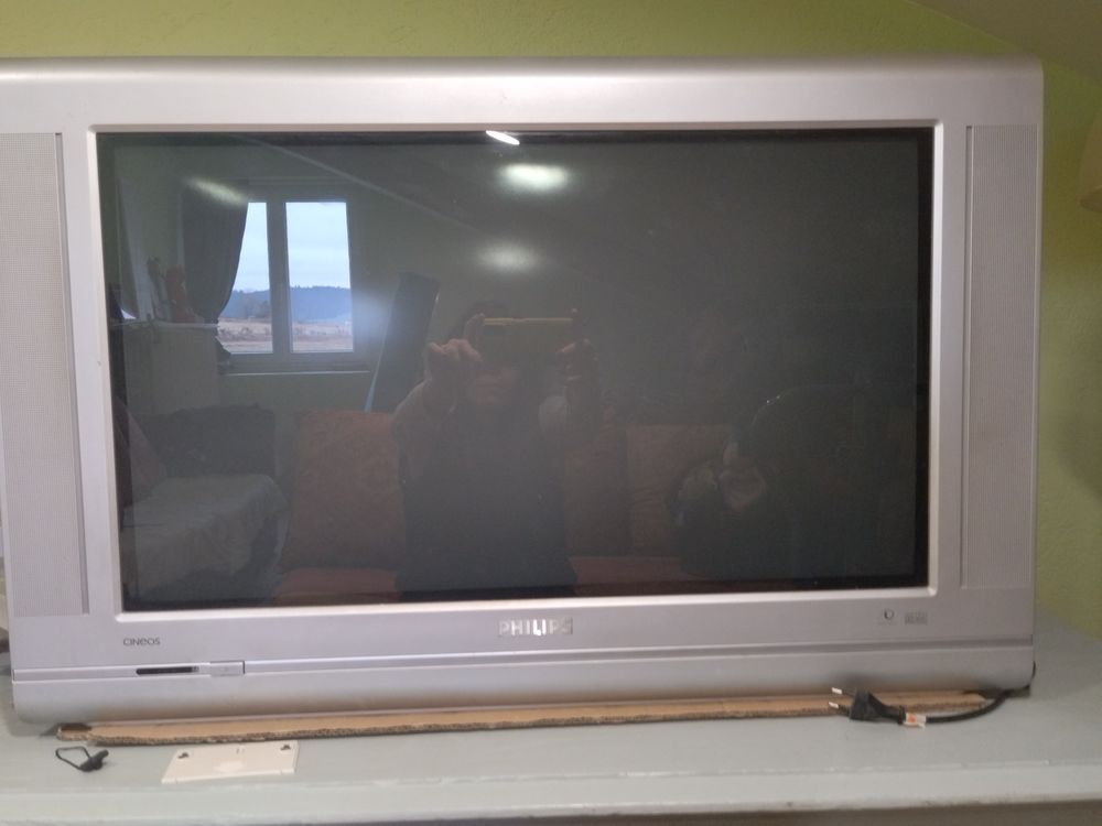 T&eacute;l&eacute; 82 cm tube cathodique Philips Photos/Video/TV