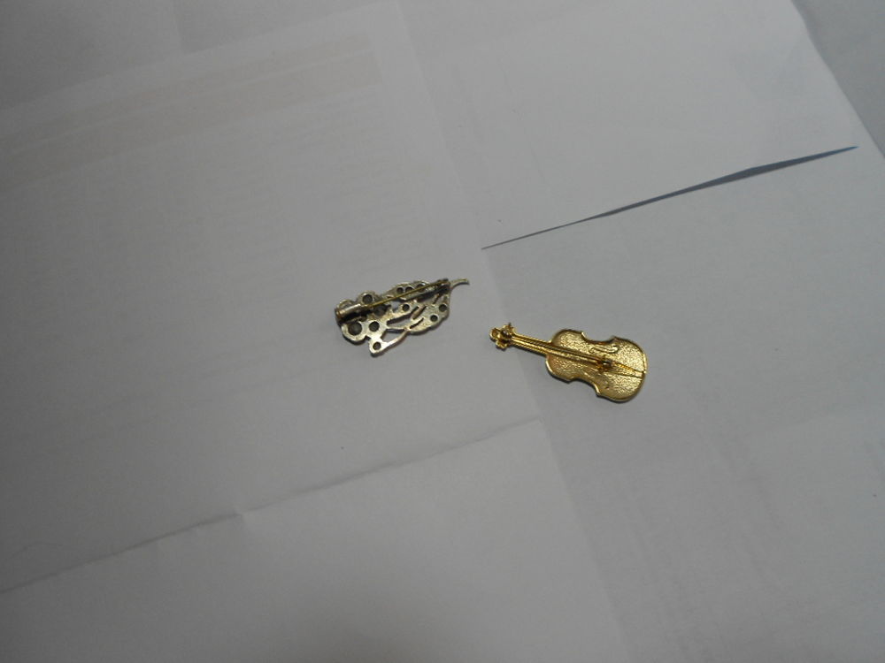 LOT DE 2 BROCHES VINTAGES Bijoux et montres