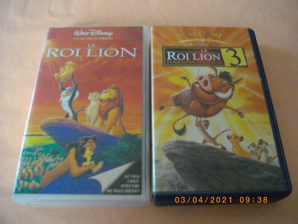Deux cassettes vid&eacute;o vhs de : "LE ROI LION - 1 ET 3" DVD et blu-ray