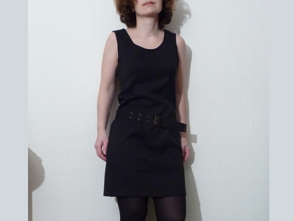 Robe Cintr&eacute;e Noir sans manches- Taille 36 Vêtements