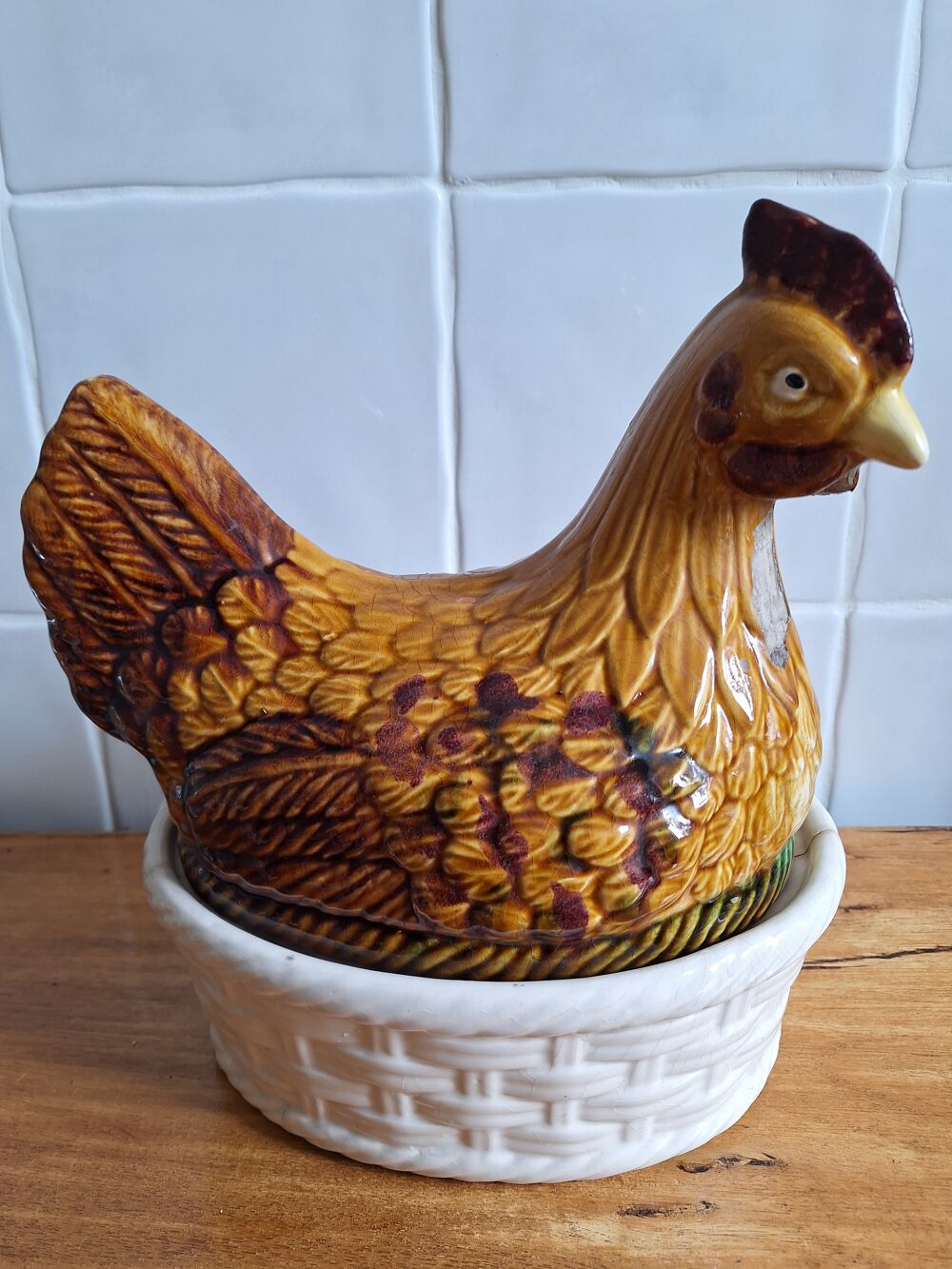 Ancienne terrine d&eacute;corative en barbotine poule sur son nid Cuisine
