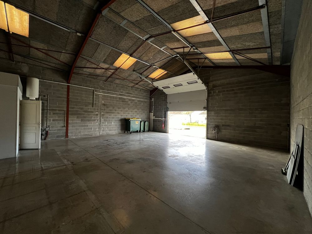   Entrepôt de 236 m² avec bureaux et 4 places de parking Merville