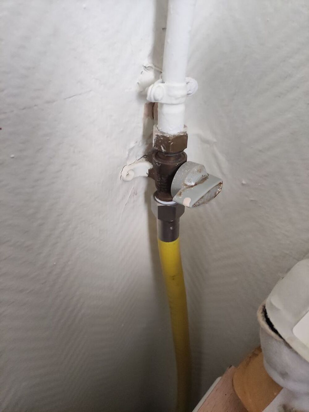 Gazini&egrave;re "Gorenje" et tuyau &agrave; gaz. Electroménager