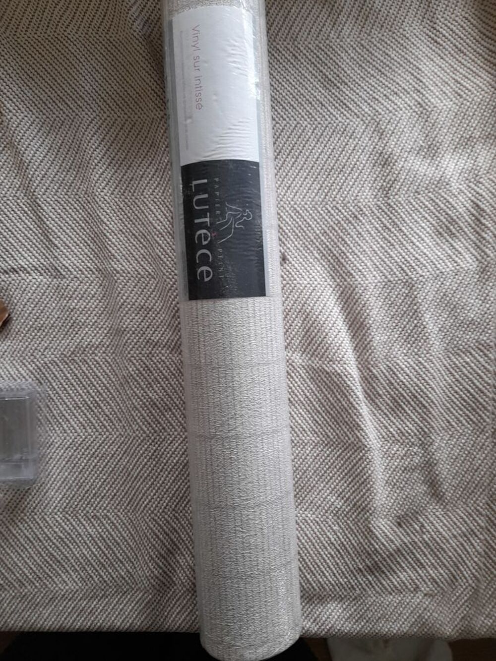 1 rouleaux de papier peint fond beige &agrave; rayures
Décoration