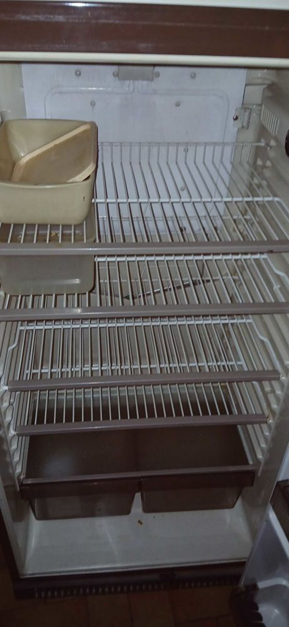 r&eacute;frig&eacute;rateur cong&eacute;lateur zanussi. Marron, tr&egrave;s bon &eacute;tat. Electroménager