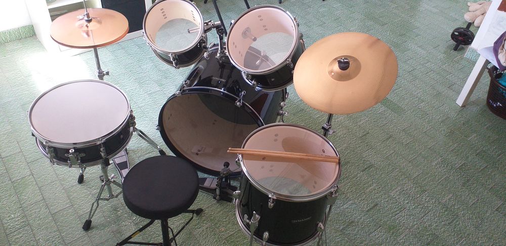 Batterie accoustique. Instruments de musique