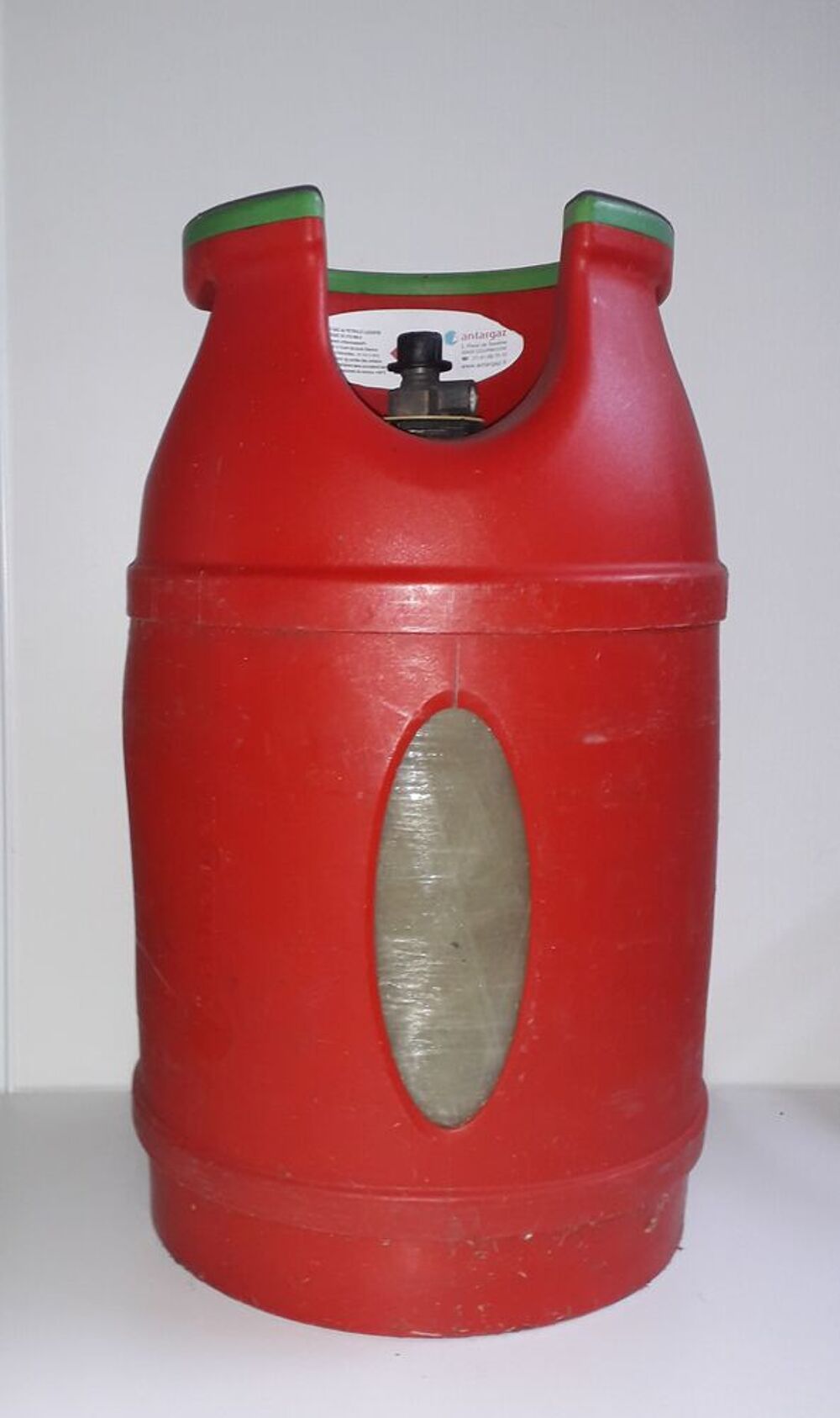 Bouteille de gaz pleine, avec sa capsule de protection. Cuisine
