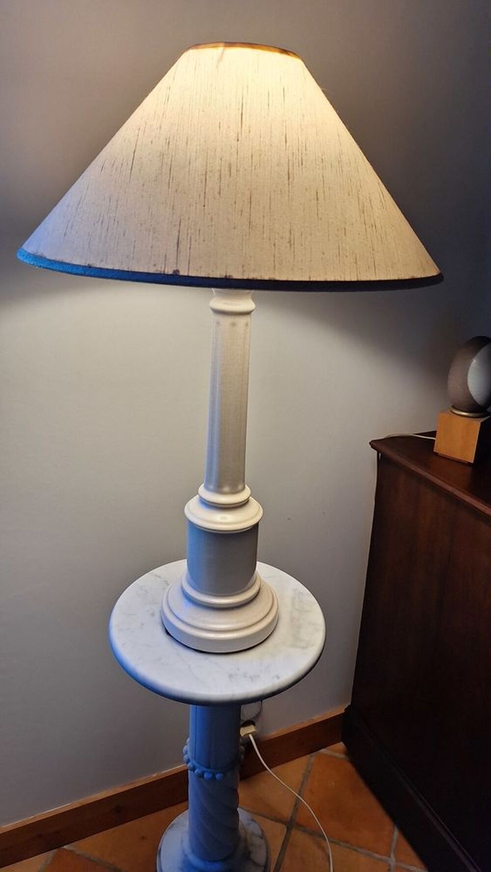 Lampe en fa&iuml;ence et abat-jour en tissu clair Décoration