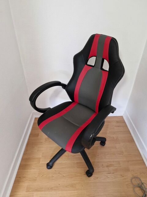 Occasion  saisir 
Lgrement abm sur un accoudoir 
0 Audun-le-Tiche (57)