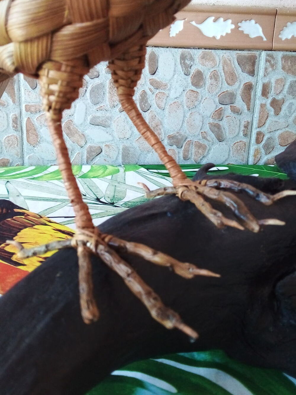 Oiseaux tr&eacute;ss&eacute; en feuille de palmier sur bois Décoration