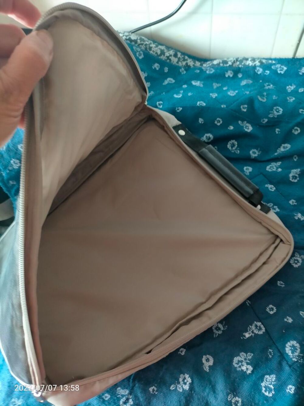 Offre pochette ordinateur verticale en tissu tr&egrave;s bon &eacute;tat. Matériel informatique