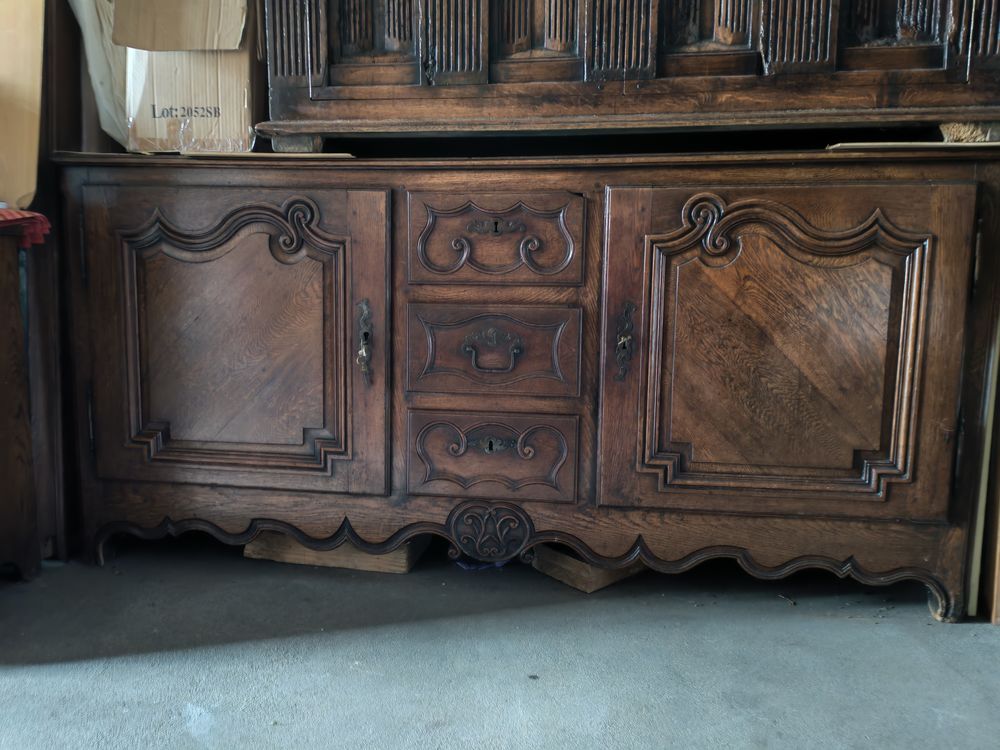 Buffet bas en ch&ecirc;ne massif de style Louis XV Meubles