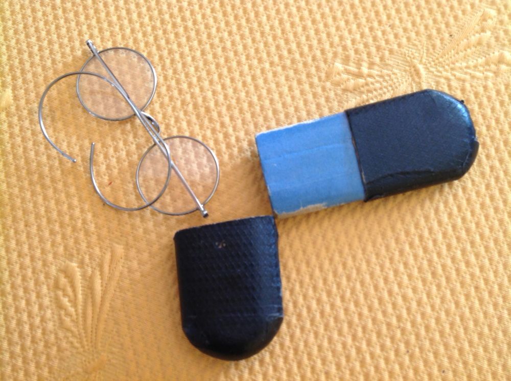 Paire de lunettes avec son &eacute;tui 