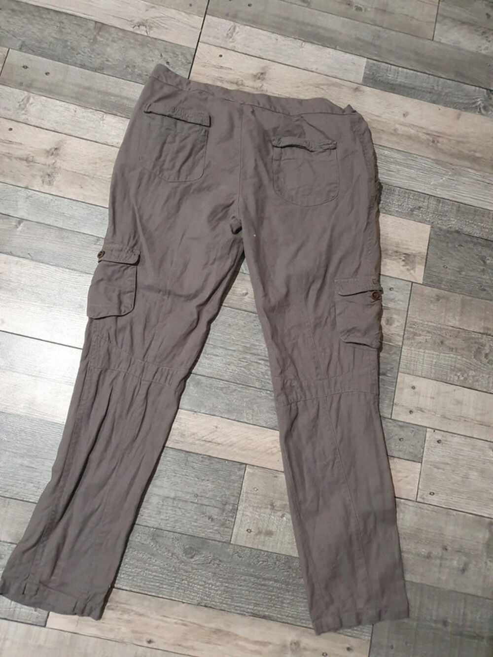 Pantalon kaki 
taille 46 
Vêtements