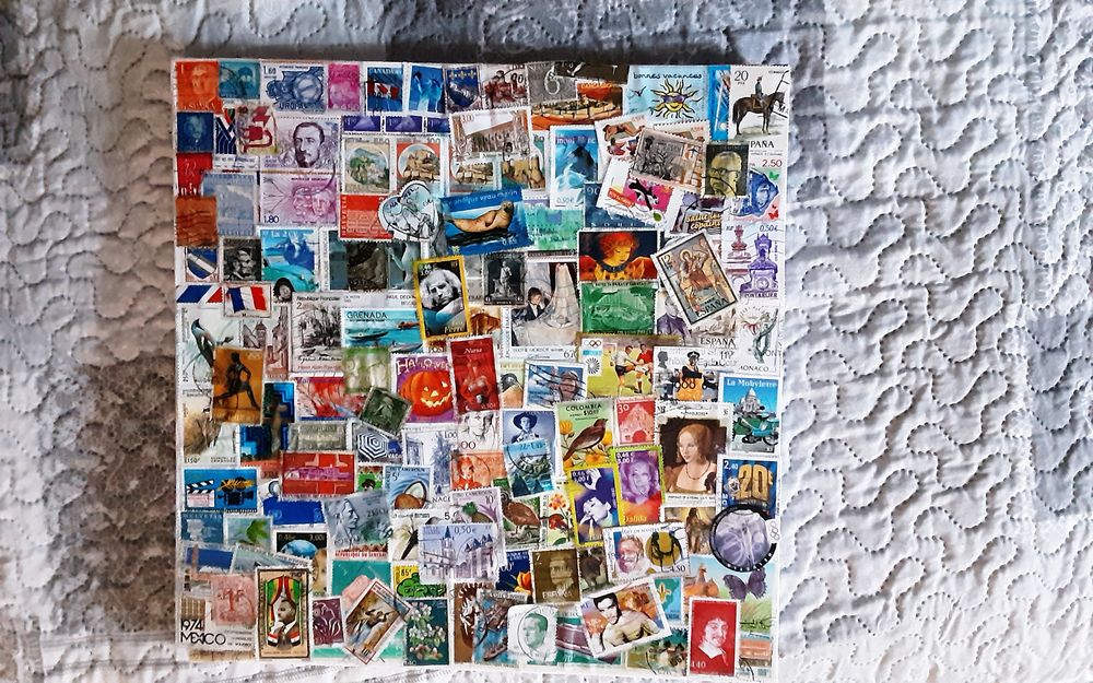 tableau en toile coton 30x30cm avec vieux timbres vernis 