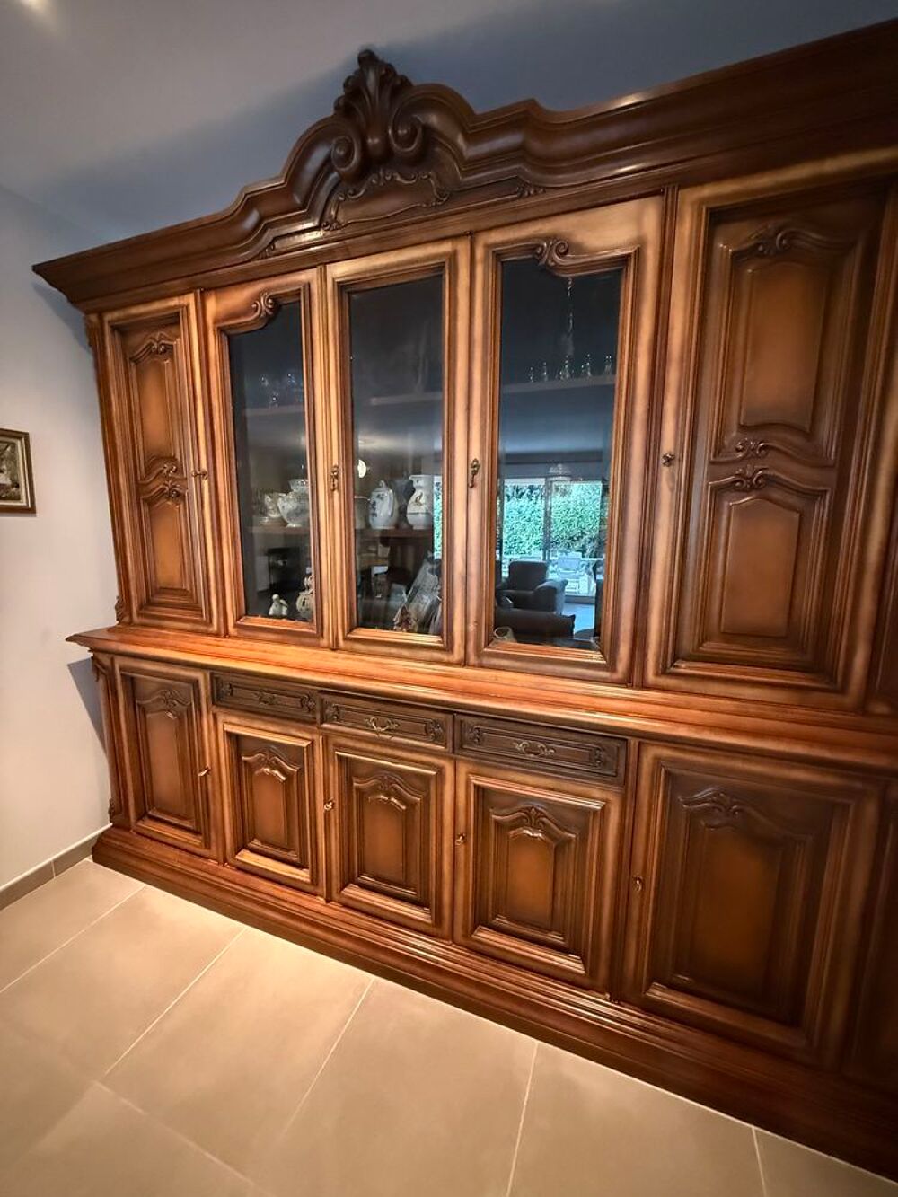 Tr&eacute;s beau meuble en deux parties. Meubles