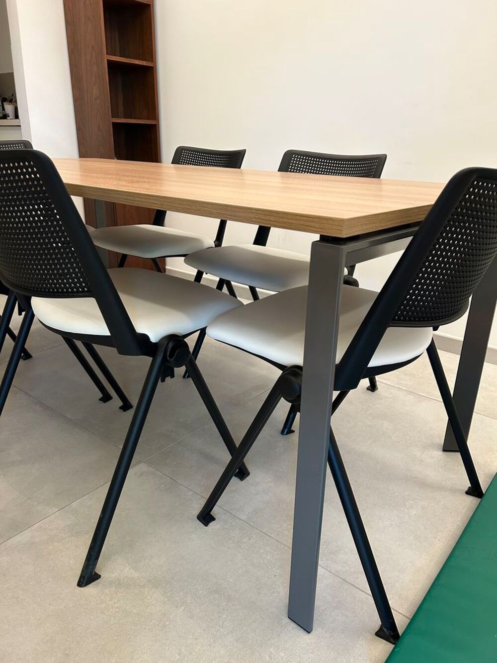 Table de r&eacute;union + 6 chaises Meubles