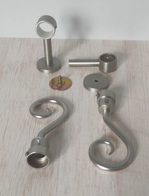 Extr�mit�s de tringle � rideaux (diam. 26 mm maxi) 8 Metz (57)