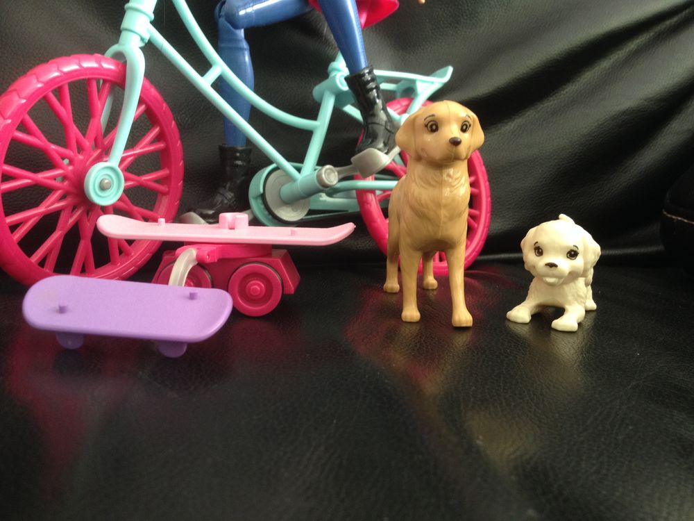 barbie &agrave; v&eacute;lo+chiens Jeux / jouets