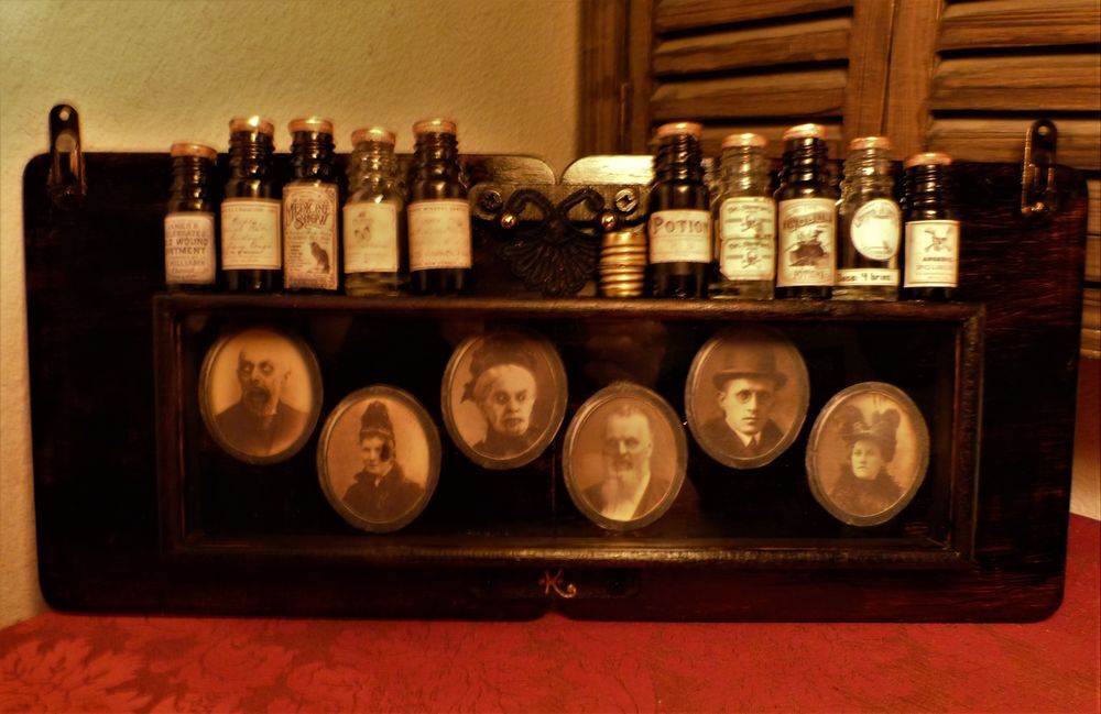 Tableau de Curiosit&eacute;s "CREEPY FAMILY APOTHECARY" Steampunk Décoration