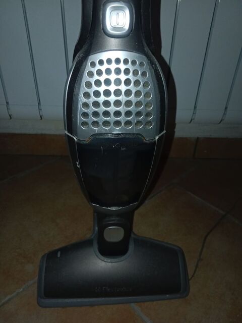 Aspirateur rechargeable balai ELECTROLUX
Très bon état Hyères (83)