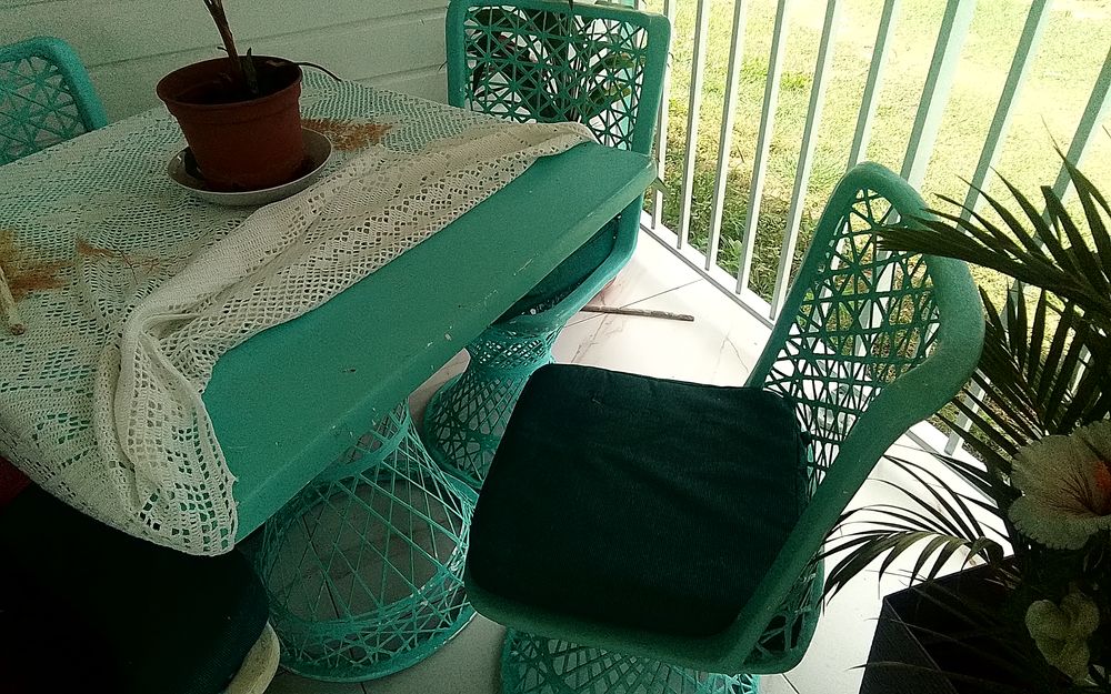 table de Jardin et ses chaises et 2 berceuses Jardin