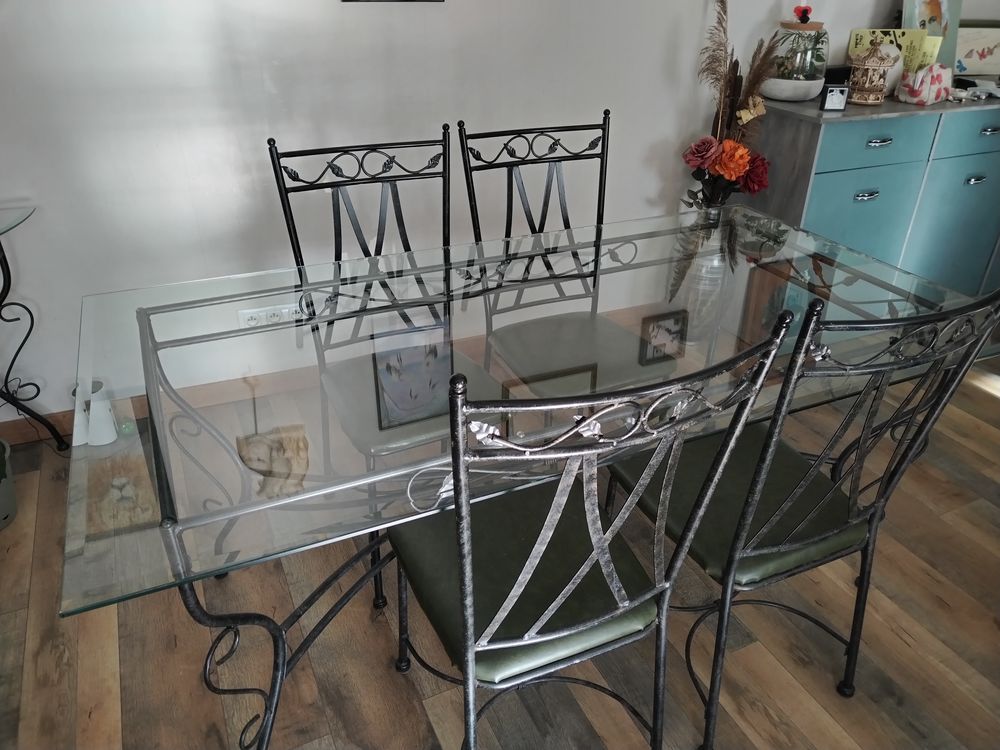 Table &agrave; manger en verre et fer forg&eacute; plus deux consoles et . Meubles