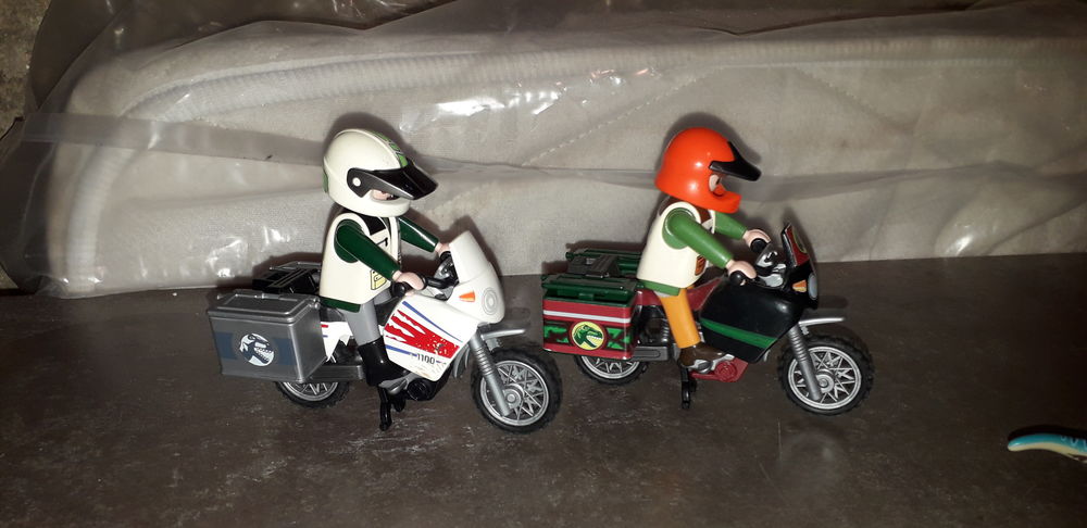 playmobils th&egrave;me chasseurs de dinosaures Jeux / jouets