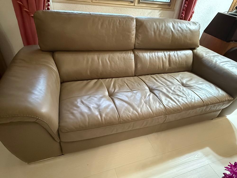 Canap&eacute; cuir 3 places tr&egrave;s bon &eacute;tat, largeur 226 cm. Meubles