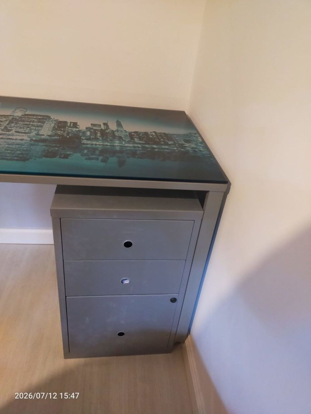 Bureau plateau verre d&eacute;co New-York et console tiroirs Meubles