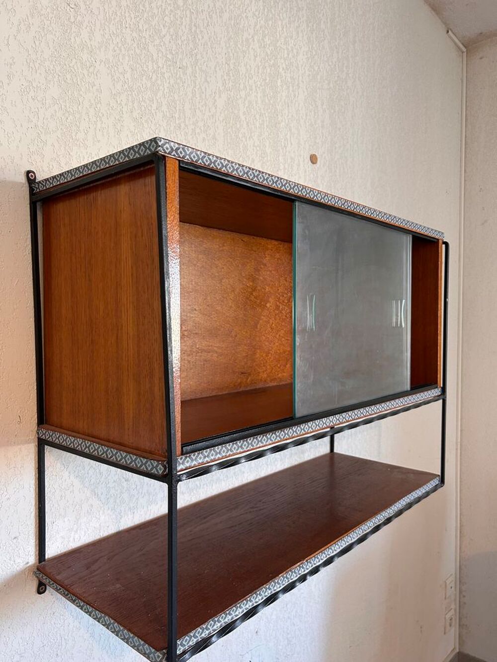 &eacute;tag&egrave;r vitrine en bois, entourage, fer, forg&eacute;. Bon &eacute;ta Meubles