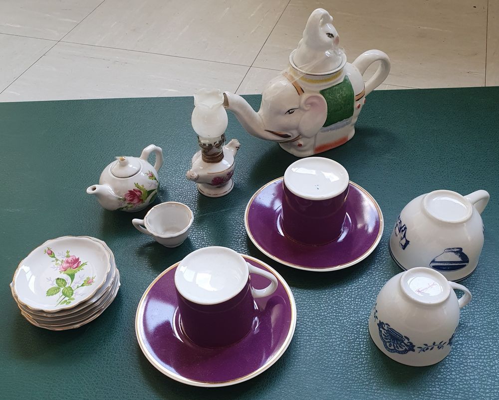 Lot de tasses et petites th&eacute;i&egrave;res Décoration