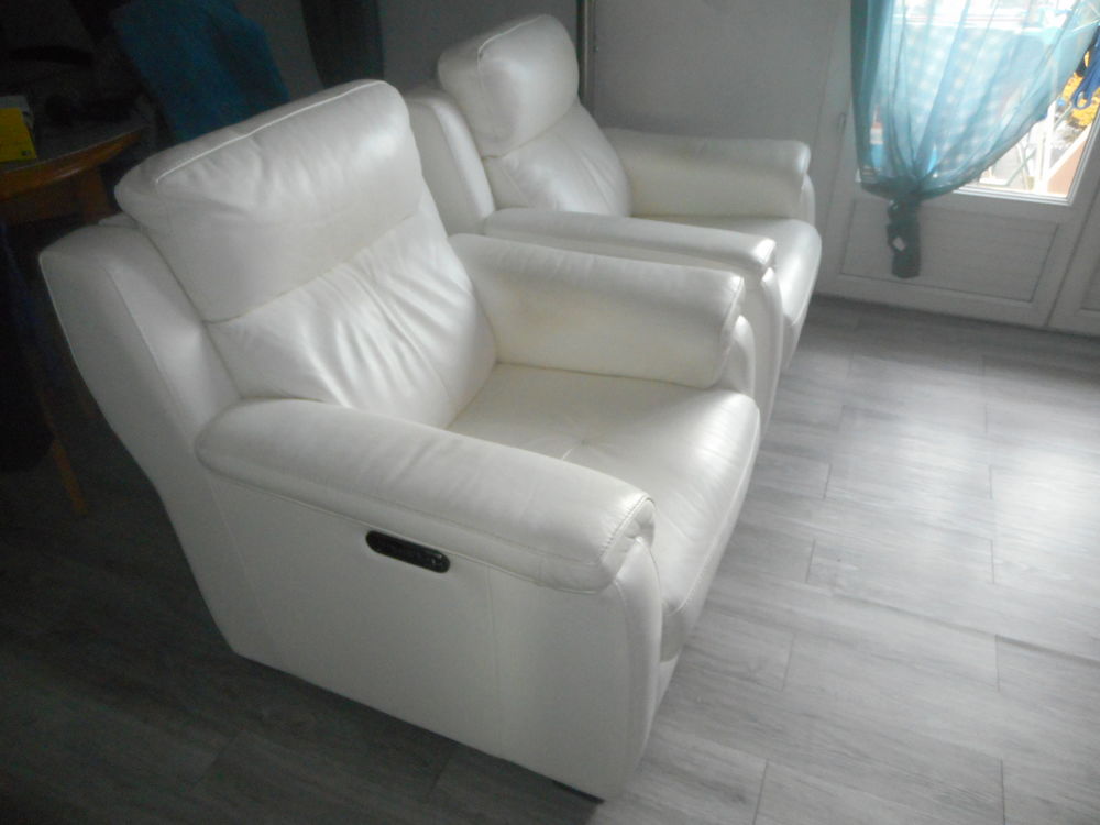 Deux fauteuils &eacute;lectriques en cuir blanc avec biblioth&egrave;que Maroquinerie