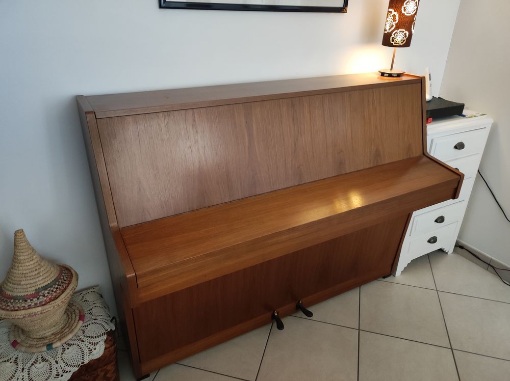 piano droit d'&eacute;tudes. Instruments de musique