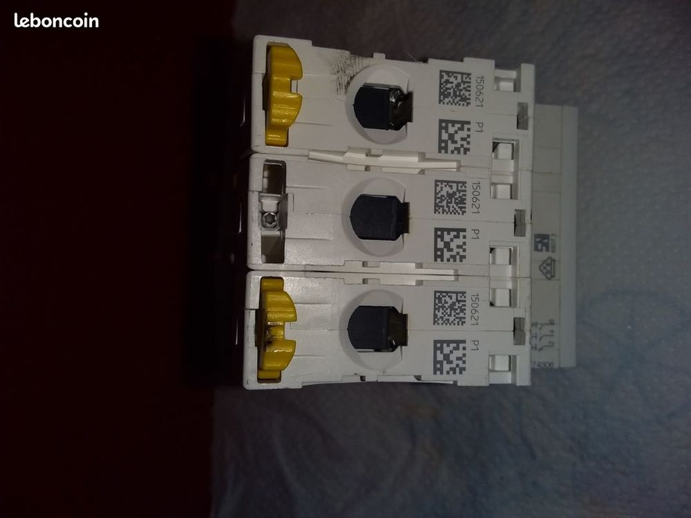 A9F74306 - Disjoncteur triphas&eacute; 3P 6A Courbe C - 3 Bricolage