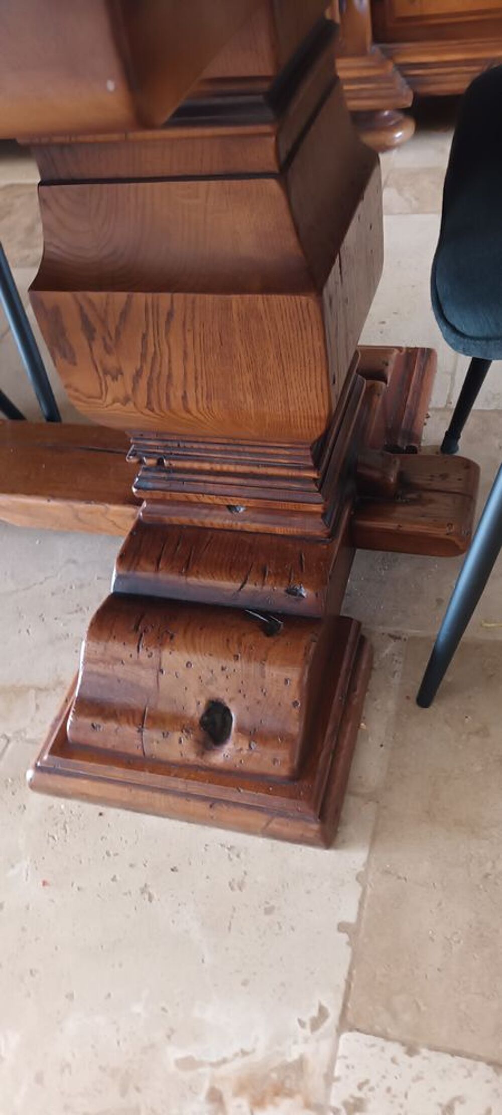 BAHU CHENE CLAIR TRES BON ETAT
4 PORTES 
1 TABLE MASSIVE
Meubles