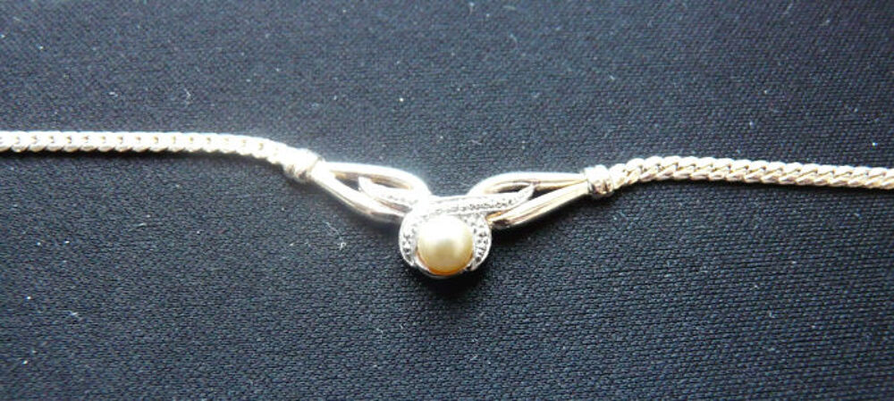 Collier ras-de-cou &eacute;l&eacute;gant argent&eacute; orn&eacute; de brillants + Perle Bijoux et montres