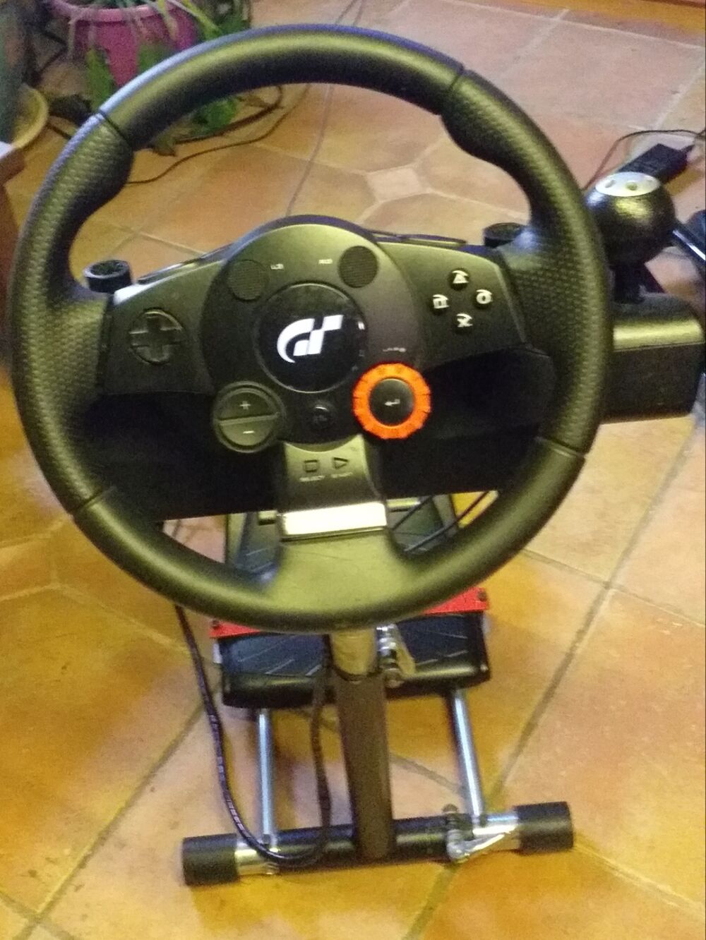 volant avec levier de vitesse et p&eacute;dalier plus support enti&egrave;rement r&eacute;glable neuf. Consoles et jeux vidéos