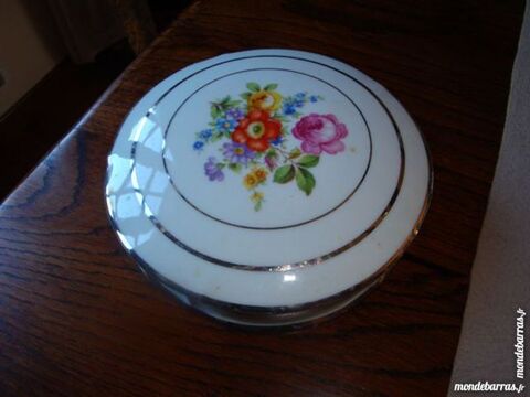 Bonbonni�re en porcelaine de Limoges (ancienne) 20 Nimes (30)