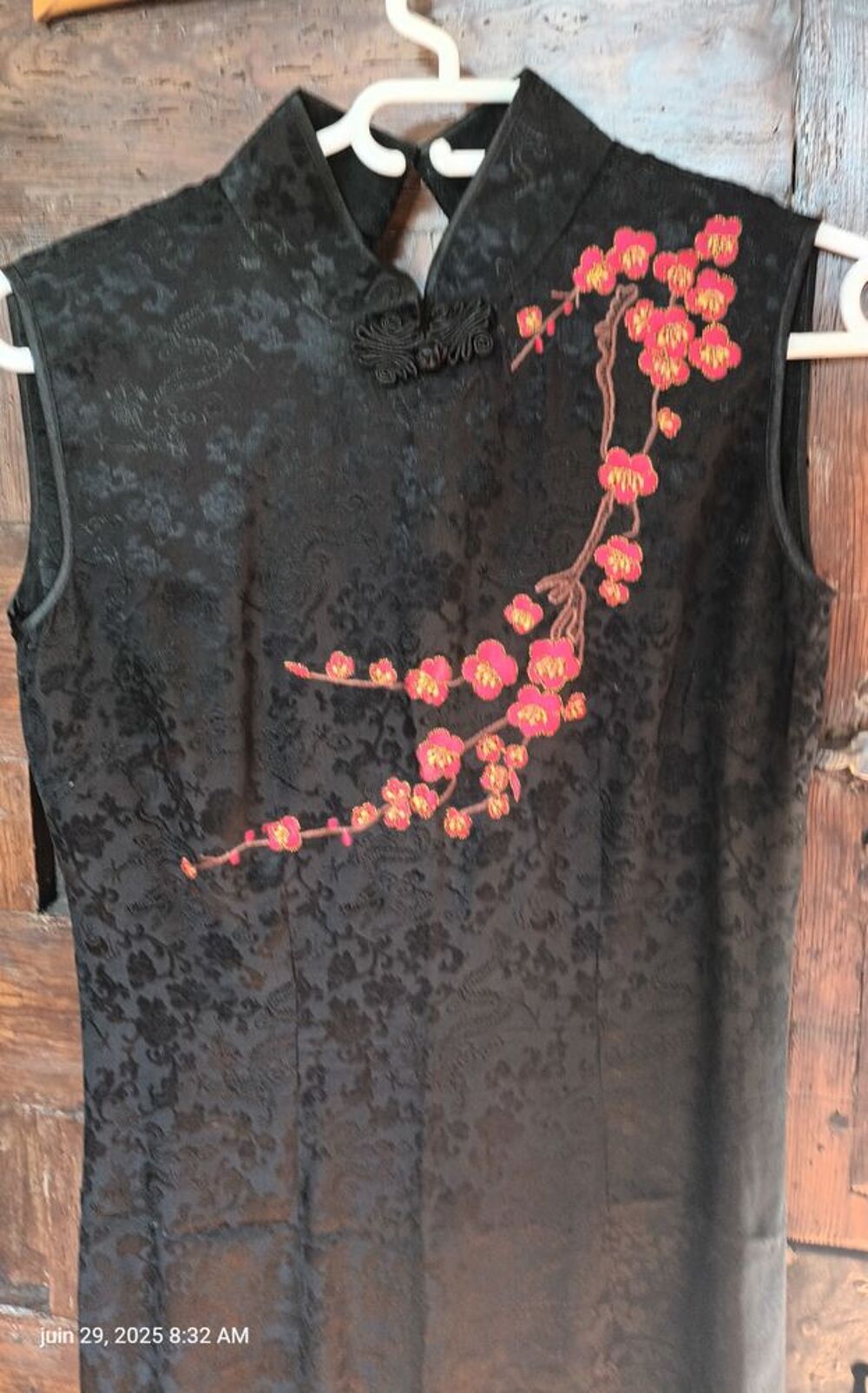 Robe noire &eacute;l&eacute;gante brod&eacute;e &agrave; fleurs rouges Vêtements