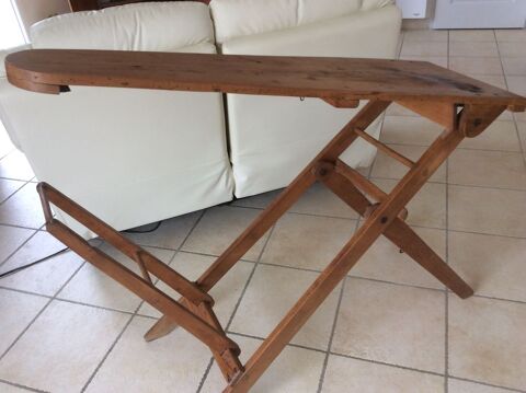 Table  repasser en bois 30 Saint-Denis-de-Pile (33)